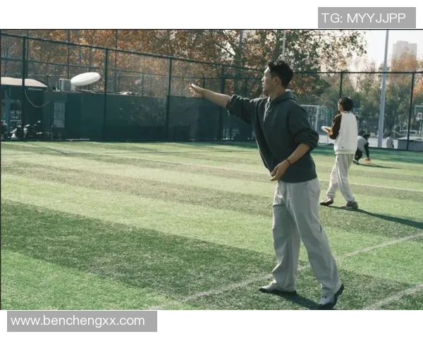 飞盘与梦想交织的旅程：张军的深度对话与人生启示